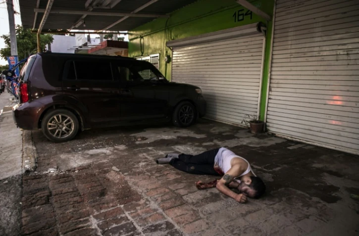 Un corps gît dans une rue de Culiacan, le 17 octobre 2019