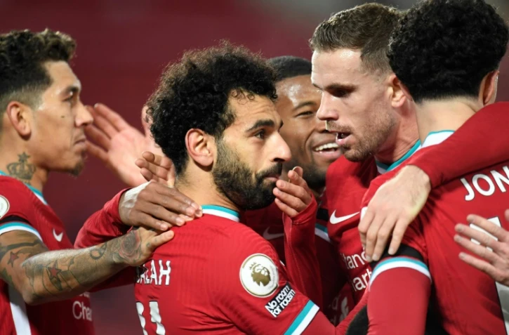 L'attaquant de Liverpool Mohamed Salah (c) félicité par ses coéquipiers après avoir marqué contre Tottenham, le 16 décembre 2020 à Anfield