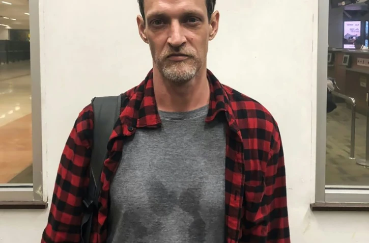 Photo fournie par l'agence de l'immigration indonésienne le 21 juillet 2018 du Français Michaël Blanc à l'aéroport Soekarno-Hatta de Jakarta