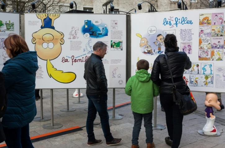 Des visiteurs devant l'exposition consacrée à Titeuf, le 24 janvier 2018 au Festival de la BD d'Angoulême