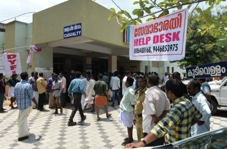 Des proches de victimes se rendent à l'hôpital de Kollam (Kerala), le 11 avril 2016 au lendemain d'un incendie dans un temple qui a tué plus de 100 personnes