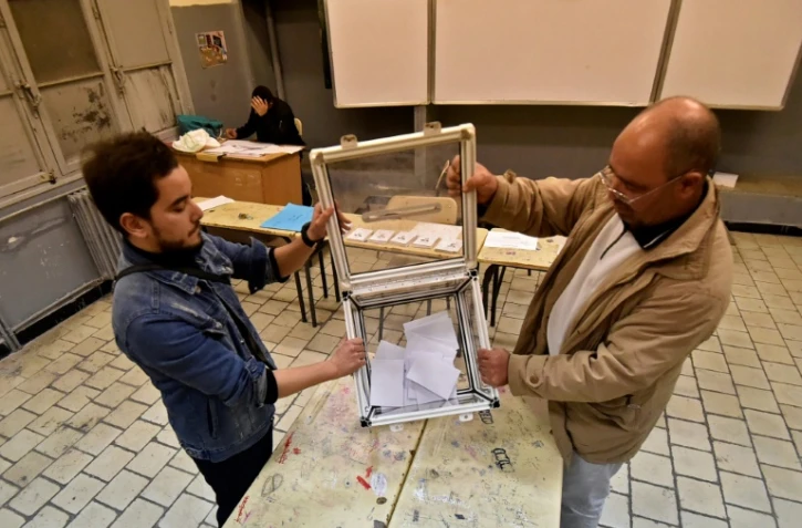 Le dépouillement des votes lors de l'éléction présidentielle algérienne dans un bureau de vote d'Alger, le 12 décembre 2019