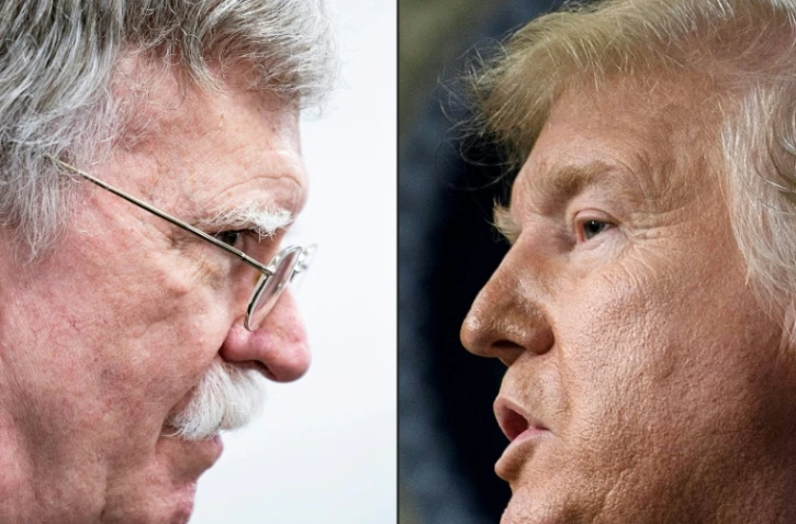 (ARCHIVE) L'ancien conseiller à la sécurité nationale John Bolton (G) le 28 juin, 2019, à Osaka, et le président Donald Trump le 19 décembre, 2019 à Washington