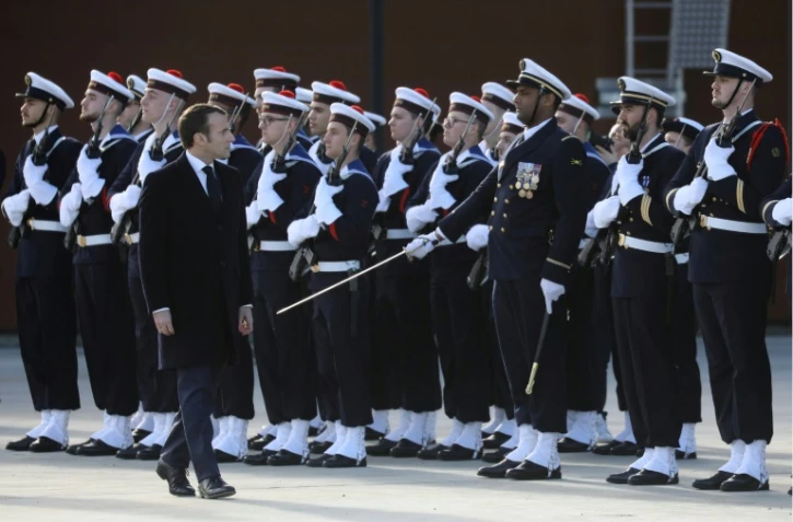Emmanuel Macron passe en revue des marins lors de la cérémonie des voeux aux armées à la BA 101 de Toulouse-Francazal, le 17 janvier 2019