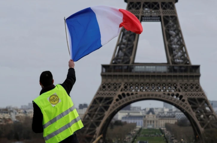 Un "gilet jaune" devant la Tour Eiffel à Paris le 9 février 2019 lors d'une manifestation