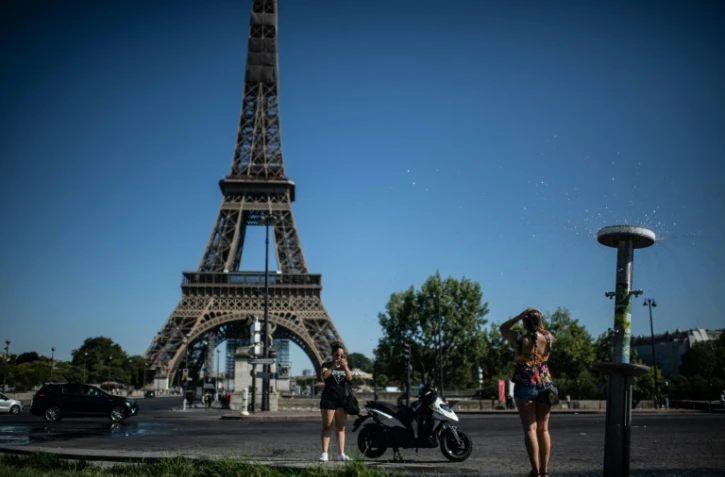 Rafraichissement grâce à une fontaine à Paris près de la Tour Eiffel, le 7 août 2020
