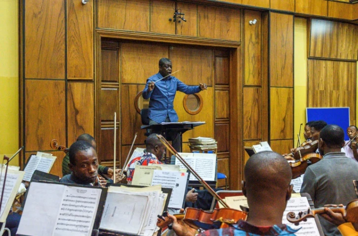 Le chef d'orchestre Armand Diangienda (c) dirige une répétition de l'orchestre kimbanguiste de Kinshasa, le 16 octobre 2024 en RDC