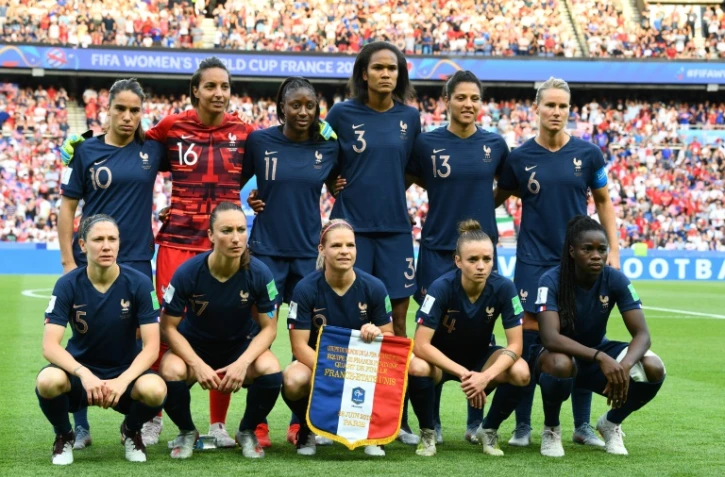 L'équipe de France féminine de football pose sur la pelouse du Parc des Princes avant le coup d'envoi du quart de finale du Mondial contre les Etats-Unis, le 28 juin 2019