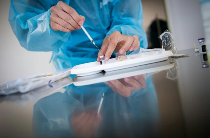 Une infirmière prépare une dose de vaccin contre le Covid-19, dans un centre de vaccination à Nantes, le 9 avril 2021