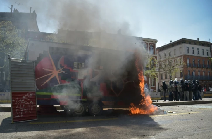 Engin de chantier incendié le 13 avril 2019 à Toulouse lors du rassemblement des "gilets jaunes"