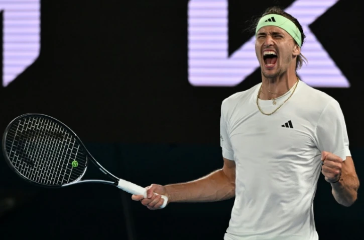 Le joueur de tennis allemand Alexander Zverev célèbre sa victoire contre l'Espagnol Carlos Alcaraz en quart de finale de l'Open d'Australie à Melbourne le 24 janvier 2024