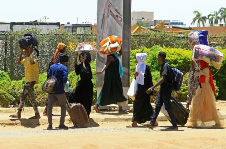 Des habitants de Khartoum fuient les combats entre l'armée et les paramilitaires, le 18 avril 2023 au Soudan