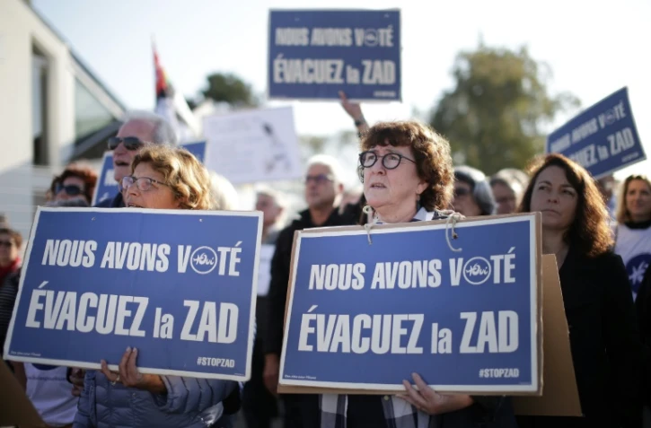 Des partisans du projet d'aéroport Notre-Dame des Landes manifestent le 13 octobre 2017 à Bouguenais devant l'aéroport de Nantes dont ils réclament le déplacement