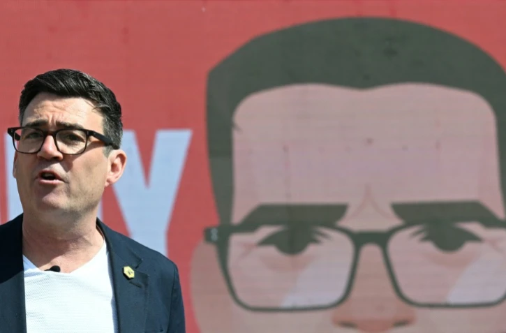 Le maire du Grand Manchester, Andy Burnham, prend la parole lors du lancement de sa campagne pour l'élection partielle à Ashton-in-Makerfield, à l'ouest de Manchester, dans le nord-ouest de l'Angleterre, le 22 mai 2026