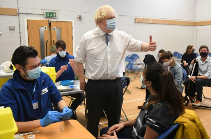 Le Premier ministre britannique Boris Johnson visite un centre de vaccination à Londres, le 13 décembre 2021