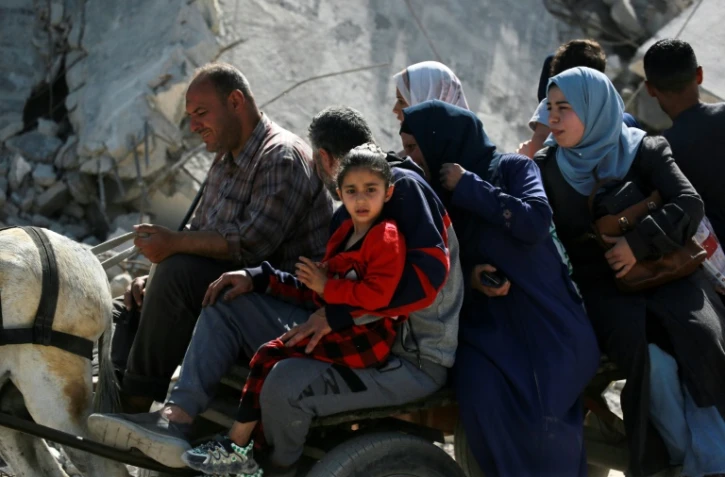 Des Gazaouis fuient la ville de Gaza, dans le nord du territoire palestinien, après une intensification des meurtrières frappes israéliennes dans le secteur, le 16 mai 2025