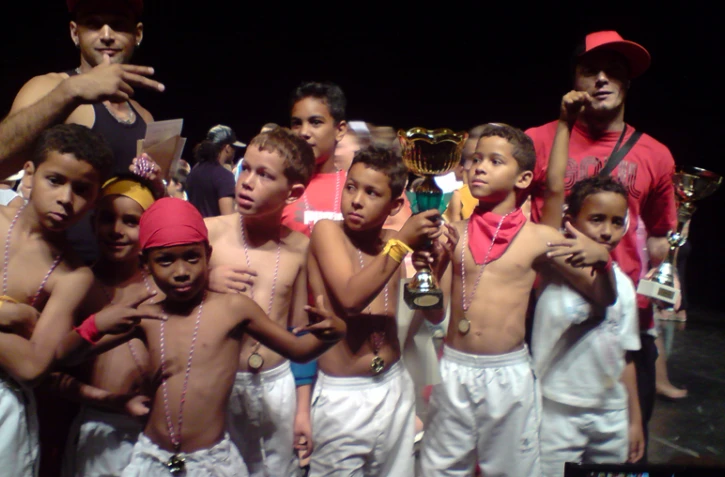 Les membres du groupe Hip hop génération 430 du Tampon - Photo D.R.
