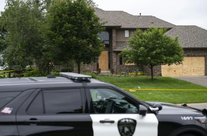 Une voiture de police dimanche 15 juin 2025 devant la maison de la démocrate Melissa Hortman, tuée la veille à Brooklyn Park, dans le Minnesota