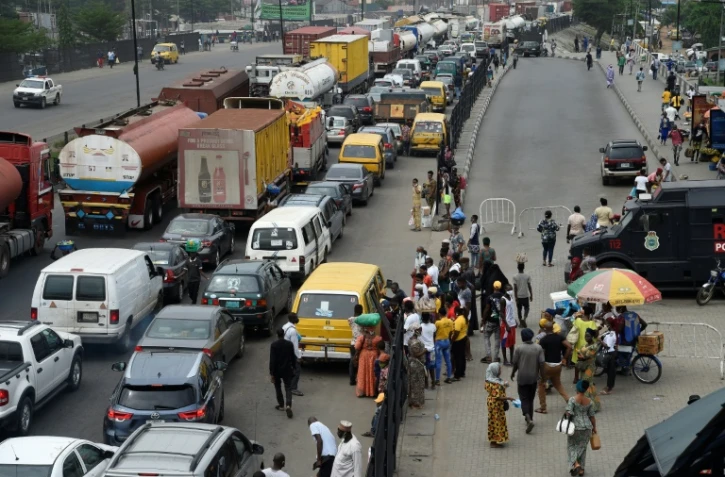 Embouteillage à Lagos alors que les activités commerciales reprennent, le 4 mai 2020