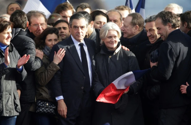 François Fillon entouré de sa fille Marie (g) et de sa femme Penelope (d), devant la rassemblement de dizaines de milliers de ses partisans place du Trocadéro à Paris le 5 mars 2017