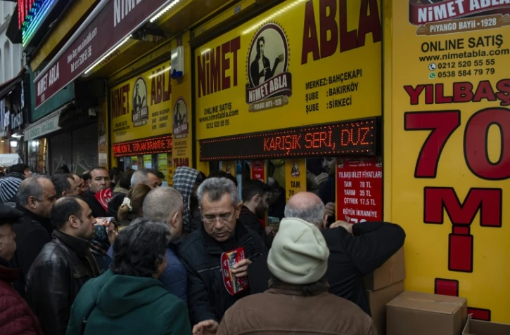 "Nimet Abla" le stand de loterie le plus chanceux de Turquie selon sa légende attire des queues sans fin à Istanbul. Ici, le 14 décembre 2018