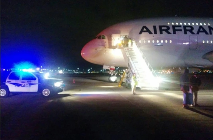 Un avion d'Air France, parti de Los Angeles,  sur le tarmac de l'aéroport de Salt Lake City, après avoir été dérouté pour des raisons de sécurité, le 17 novembre 2015 