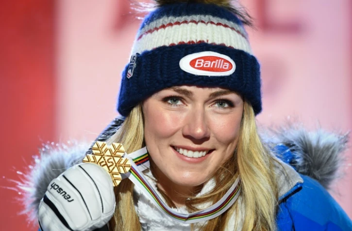 L'Américaine Mikaela Shiffrin pose avec sa médaille d'or après sa victoire au super-G lors des  Mondiaux de ski, le 5 février 2019 à Are 