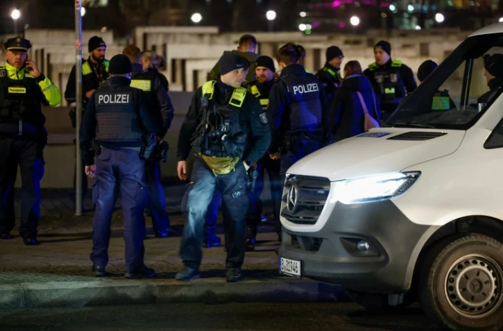 Des policiers sur les lieux où une personne a été poignardée près du mémorial des Juifs assassinés d'Europe à Berlin le 21 février 2025