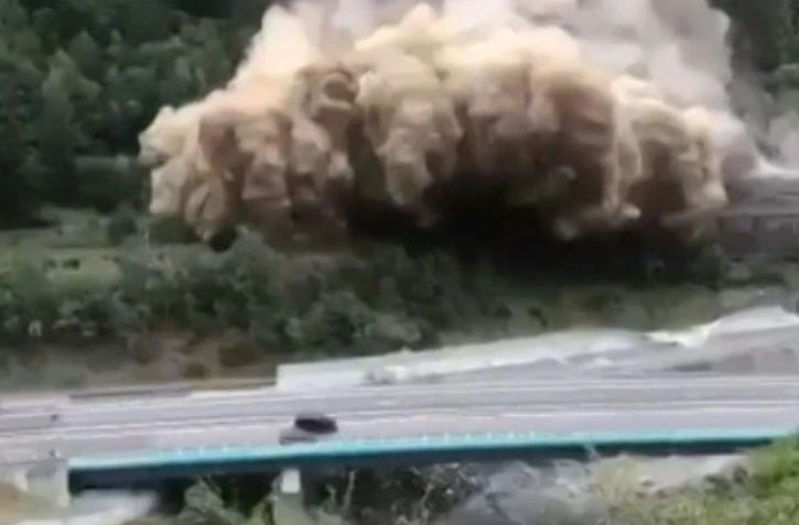 Capture d'écran d'une video montrant l'éboulement dans la vallée de la Maurienne dans les Alpes françaises