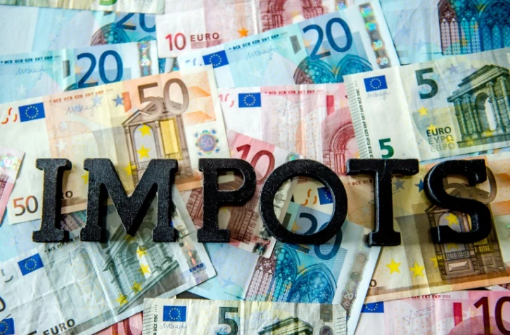 Le mot "Impôts" sur des billets en euros à Lille, le 25 août 2014