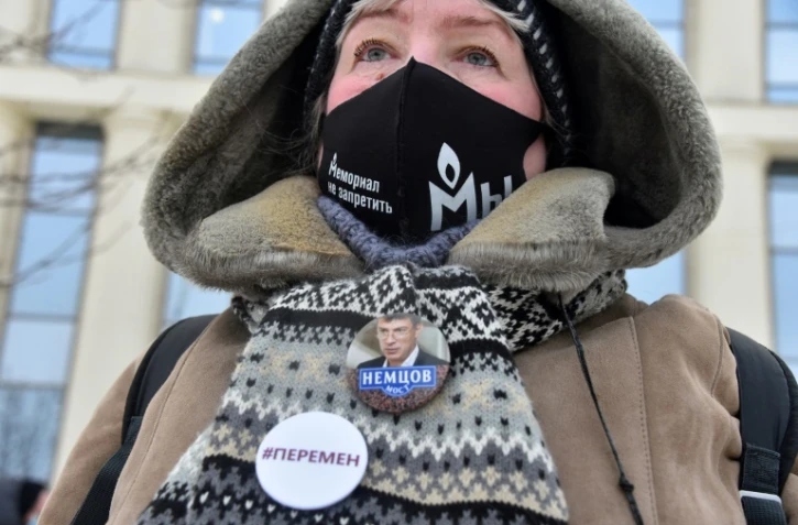 Une militante à Moscou le 23 décembre 2021 devant le tribunal de Moscou qui doit statuer sur le sort de l'ONG Memorial