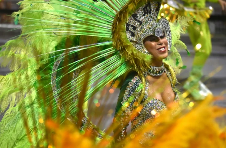 Une membre de l'école de samba Unidos do Peruche lors d'un défilé à Rio de Janeiro, au Brésil, le 6 février 2016
