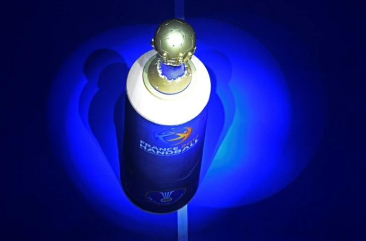 Le trophée est montré lors de la cérémonie d'ouverture du Mondial-2017 de handball, le 11 janvier 2017 à Paris