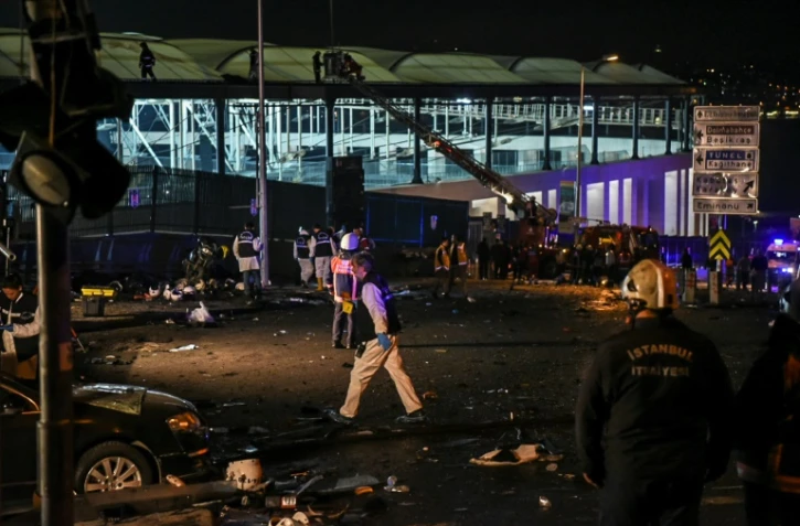 Des experts de la police turque sur les lieux de l'attentat, à proximité du stade de l'équipe de football de Besiktas, le 10 décembre 2016 à Istanbul
