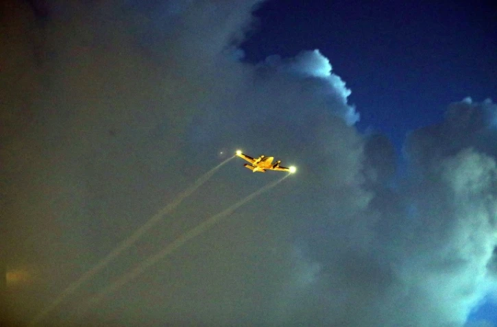 Un avion épand un pesticide pour détruire les moustiques qui transmettent le virus Zika à Miami, aux Etats-Unis, le 12 août 2016