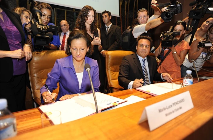 Jeudi 20 mai 2010: Signature du protocole d'accord sur le GIP &quot;continuité territoriale&quot; entre Marie-Luce Penchard et Didier Rober (Photo : Fabrice Wislez pour Imaz Press)