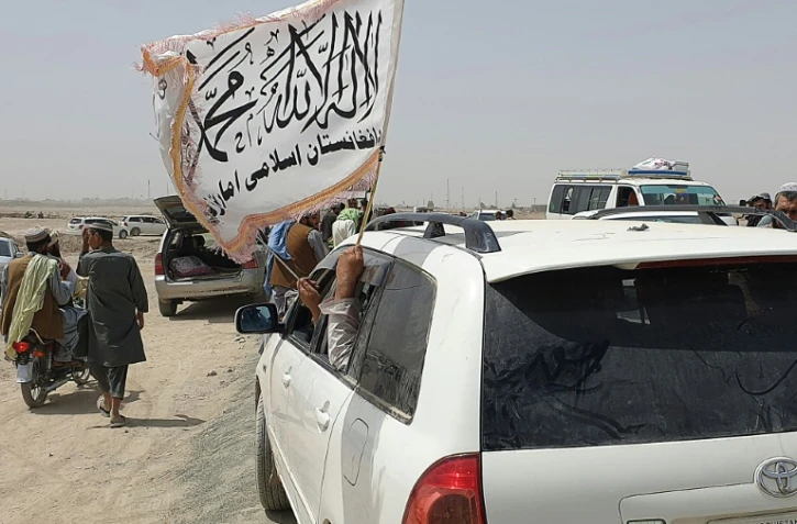Drapeau taliban près d'un poste frontière entre l'Afghanistan et le Pakistan que les talibans assurent avoir pris le contrôle 