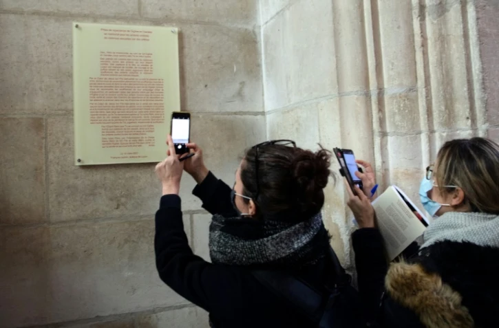 Une plaque pour "faire mémoire" aux enfants victimes de violences sexuelles de la part de prêtres dévoilée dans la cathédrale de Luçon, en Vendée, le 14 mars 2021