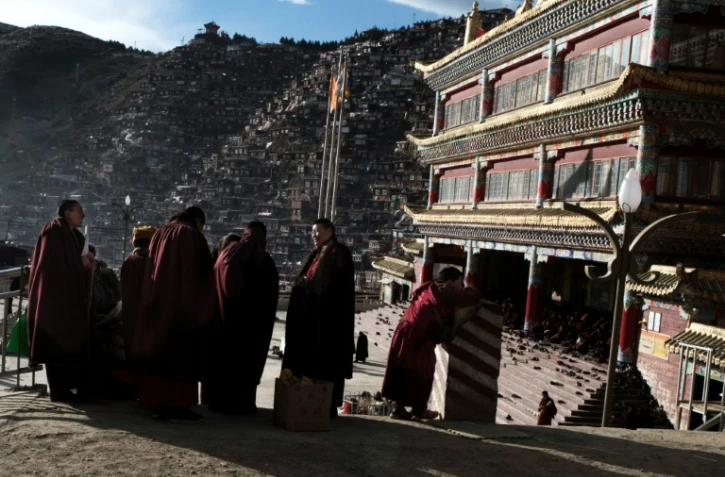 Des moniales tibétaines devant l'Institut bouddhiste de Larung Gar, à Sertar en Chine, le 8 décembre 2015