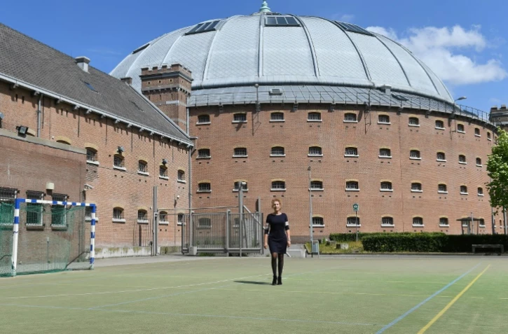 Anneloes van Boxtel, directrice de projet immobilier auprès du ministère de l'Intérieur, pose le 9 juin 2017 devant la prison Boschpoort à Breda, transformée en bureaux