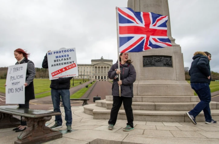Un petit groupe de loyalistes rassemblés devant le parlement à Belfast le 8 avril 2021, où les députés débattent des récentes violences