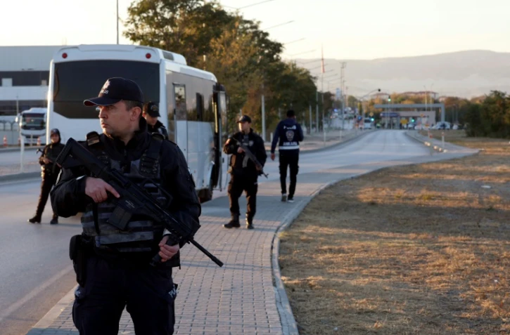 Des policiers turcs sécurisent une partie d'une route principale à Kahramankazan, à environ 40 kilomètres au nord d'Ankara, le 23 octobre 2024, à proximité du bâtiment des industries aérospatiales turques (TAI) où un attentat a fait quatre morts morts et quatorze blessés