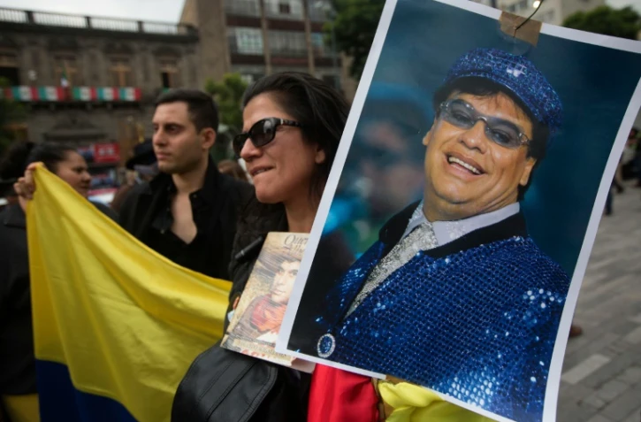 Des fans de l'icône de la chanson de variété latino, Juan Gabriel, lui rendent un dernier hommage au palais Bellas Artes, le 5 septembre 2016 à Mexico