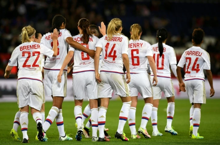 Des joueuses de Lyon, le 2 mai 2016 au Parc des Princes après avoir marqué face au PSG en demi-finale retour de Ligue des champions