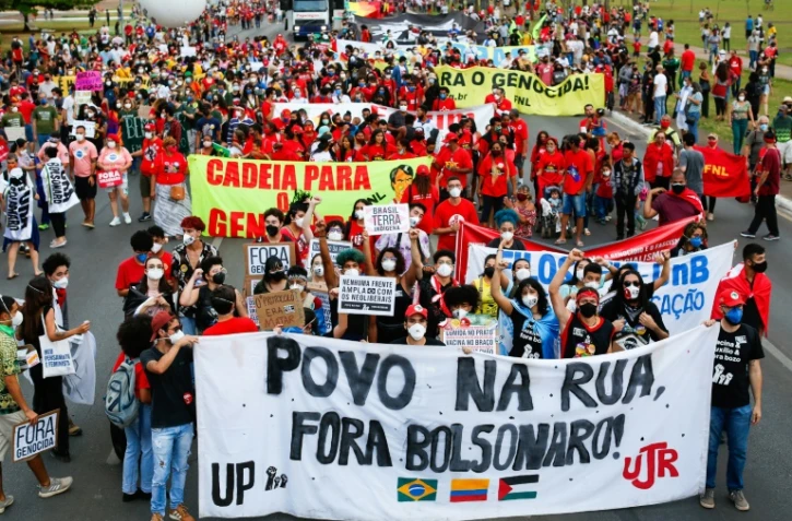 Des manifestants réclament la destitution du président d'extrême-droite Jair Bolsonaro, à Brasilia le 2 octobre 2021