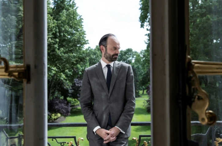 Edouard Philippe pose devant les jardins de Matignon en mai 2017