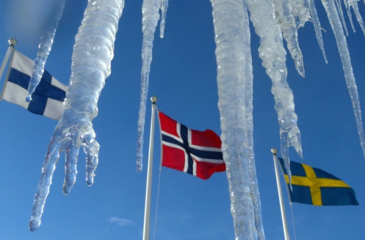Le drapeau de la Finlande (g), aux côtés de ceux de ses voisins scandinaves, la Norvège (c) et la Suède