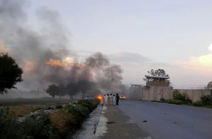 De la fumée et des flammes juste après un attentat à la voiture piégée, le 12 juillet 2015 à Khost, dans l'est de l'Afghanistan