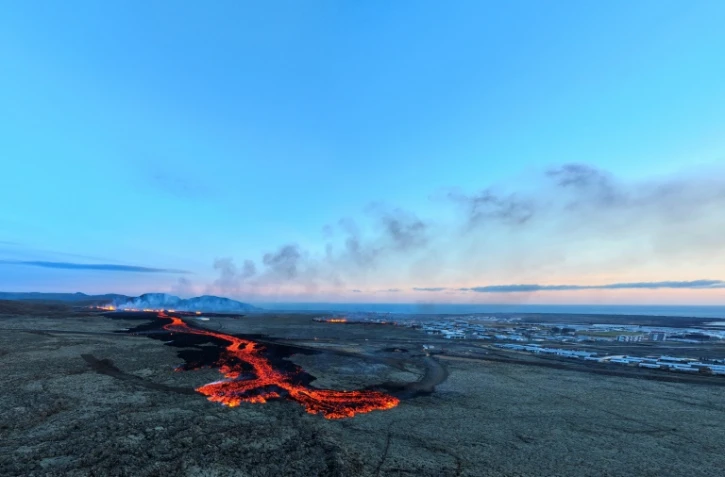 Vue aérienne d'une coulée de lave près de Grindavik, le 14 janvier 2024 en Islande
