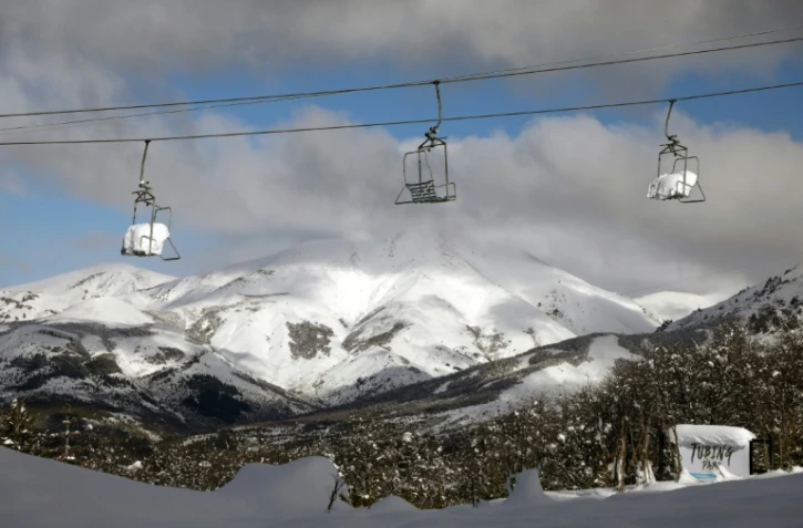 Des télésièges à l'arrêt dans la station de ski de Bariloch, le 24 juin 2020 en Argentine